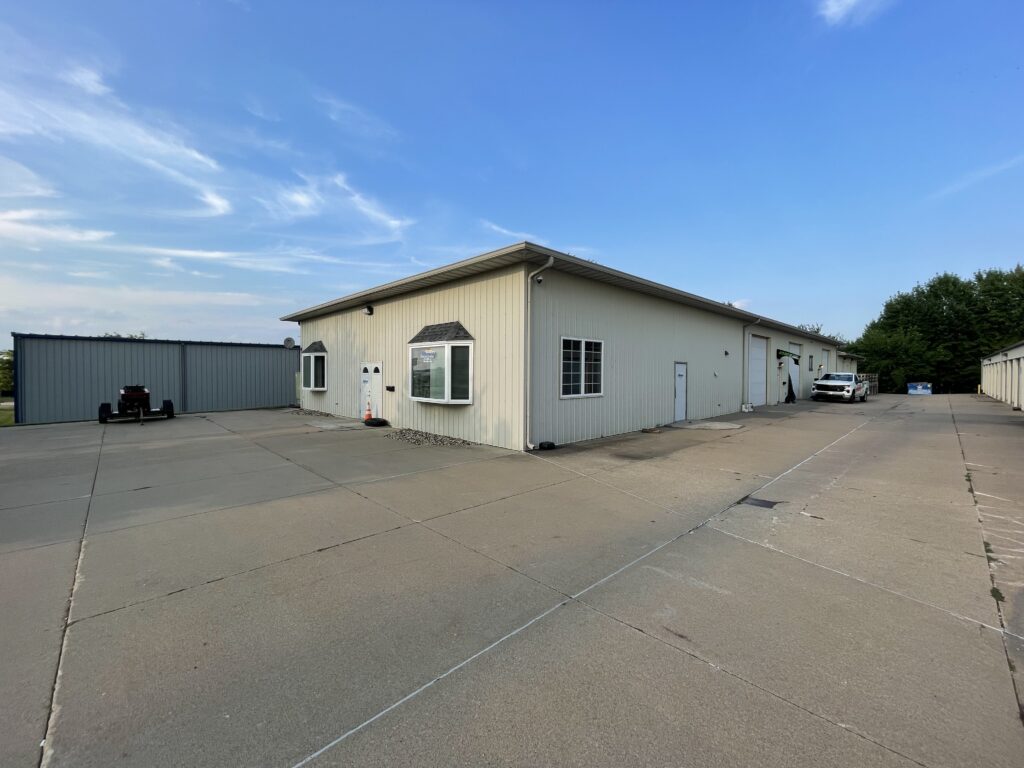 Commercial/Office Space in Davenport, Iowa. Unit size is 34′ x 50′ x 14′ at Davenport Storage Center