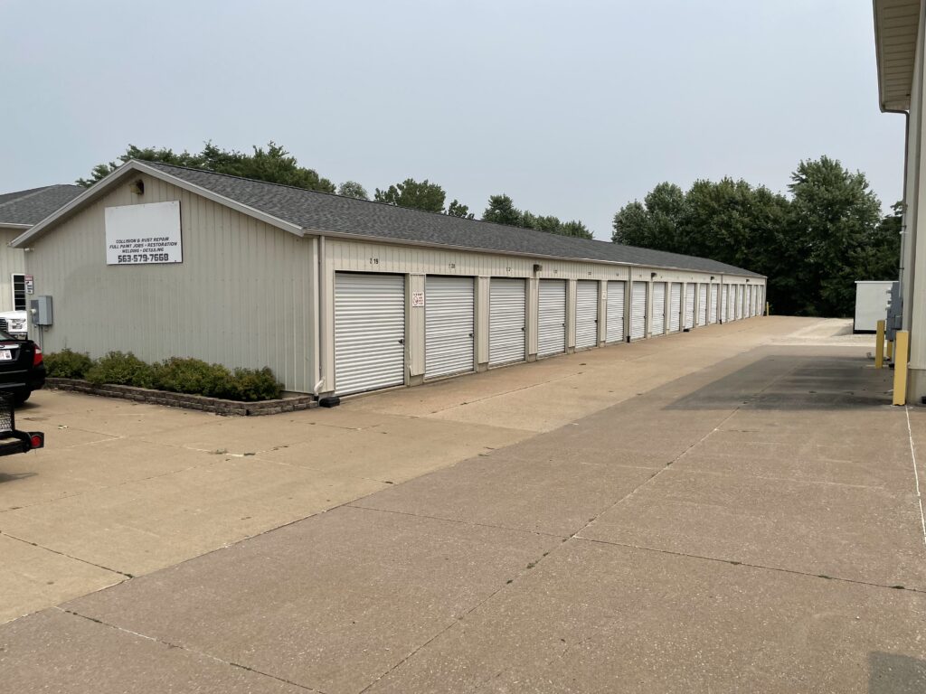 Row of 10′ x 20′ x 9′ drive-up storage units with 8′ x 8′ roll-up door in Davenport, Iowa