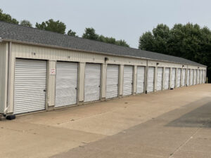 Row of 10′ x 20′ x 9′ drive-up storage units with 8′ x 8′ roll-up door in Davenport, Iowa (close)